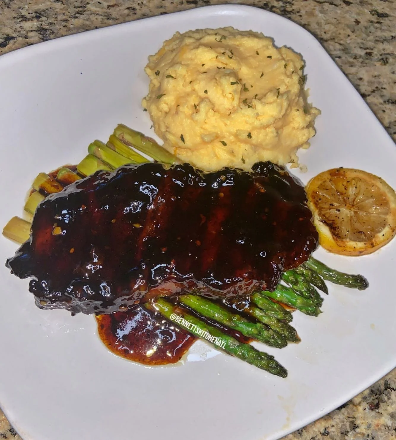 Teriyaki Steak with honey garlic asparagus, and cheese mashed potatoes
.
Steak made to perfection 🤤
.
#jamaicanfood  #yawd #yawdfood #atl #atlantafoodie #chef #catering #cateringservice #yummyfood #blackowned #blackownedbusiness #menu #preorder #art