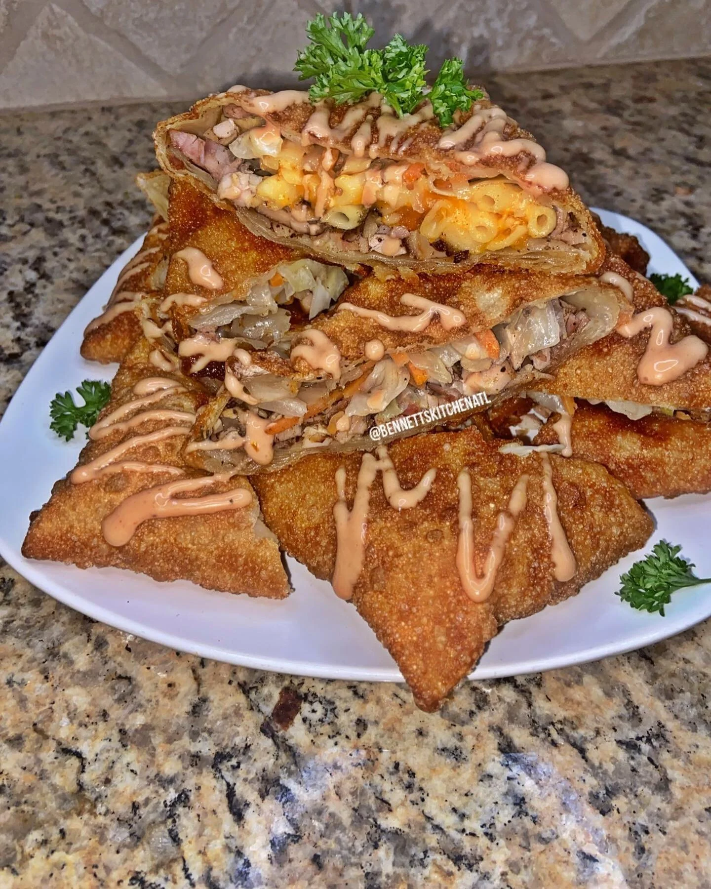 Made these Jerk Chicken Mac &amp; Cheese egg rolls using some leftovers 🤤 there were soo good!
.
Would you Smash or Pass?
.
I&rsquo;ll be posting a reel on how I made these soon.
.

#jamaicanfood  #yawd #yawdfood #atl #atlantafoodies #chef #catering
