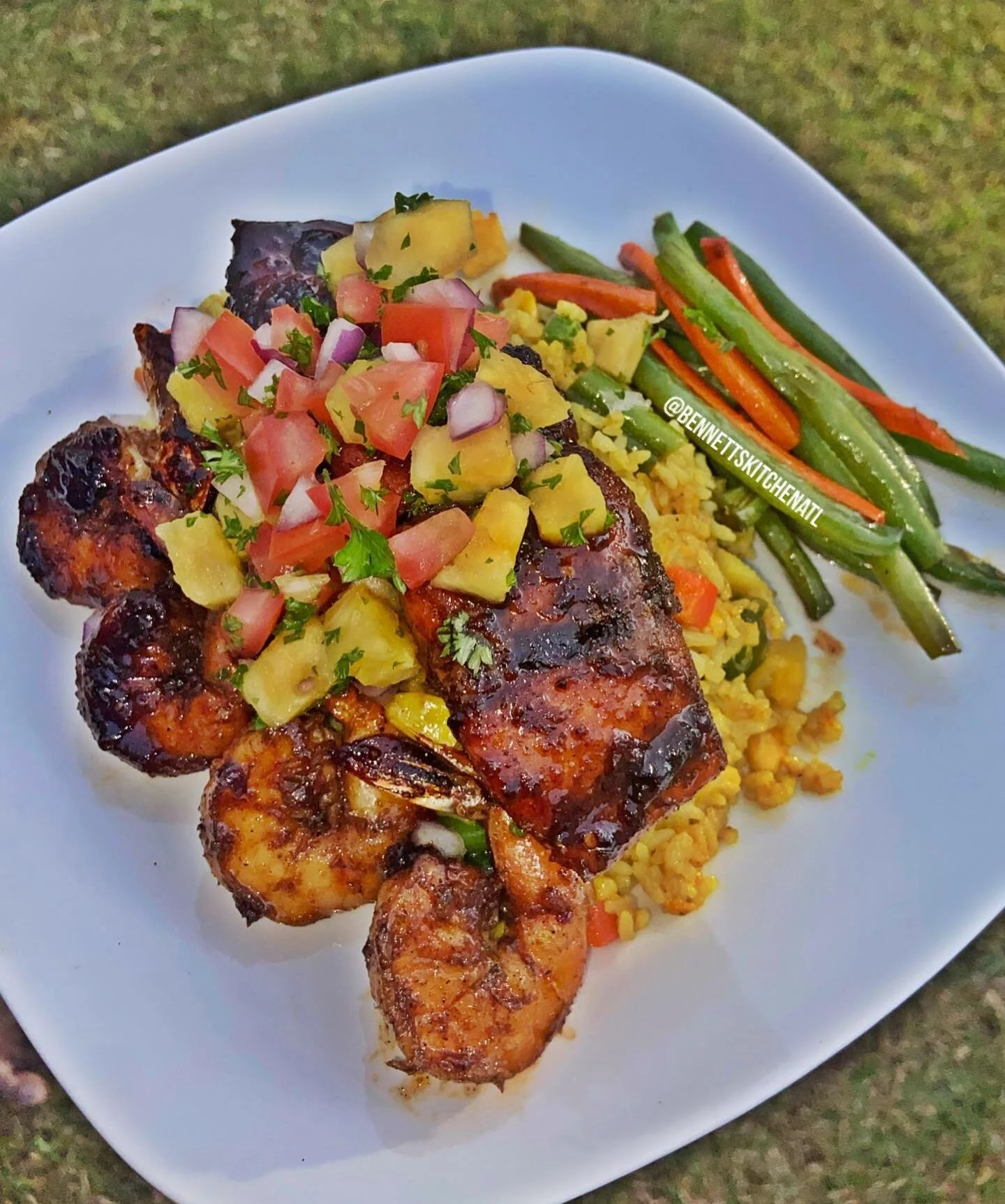 🇯🇲Jerk a Salmon &amp; Shrimp, Pineapple and Vegetable Fried Rice with a Pineapple Pico
.
Can I just tell y&rsquo;all how amazing this dish was, the pineapples in the fried rice was my favorite thing about this whole dish. 

Who you eat ? Smash or P
