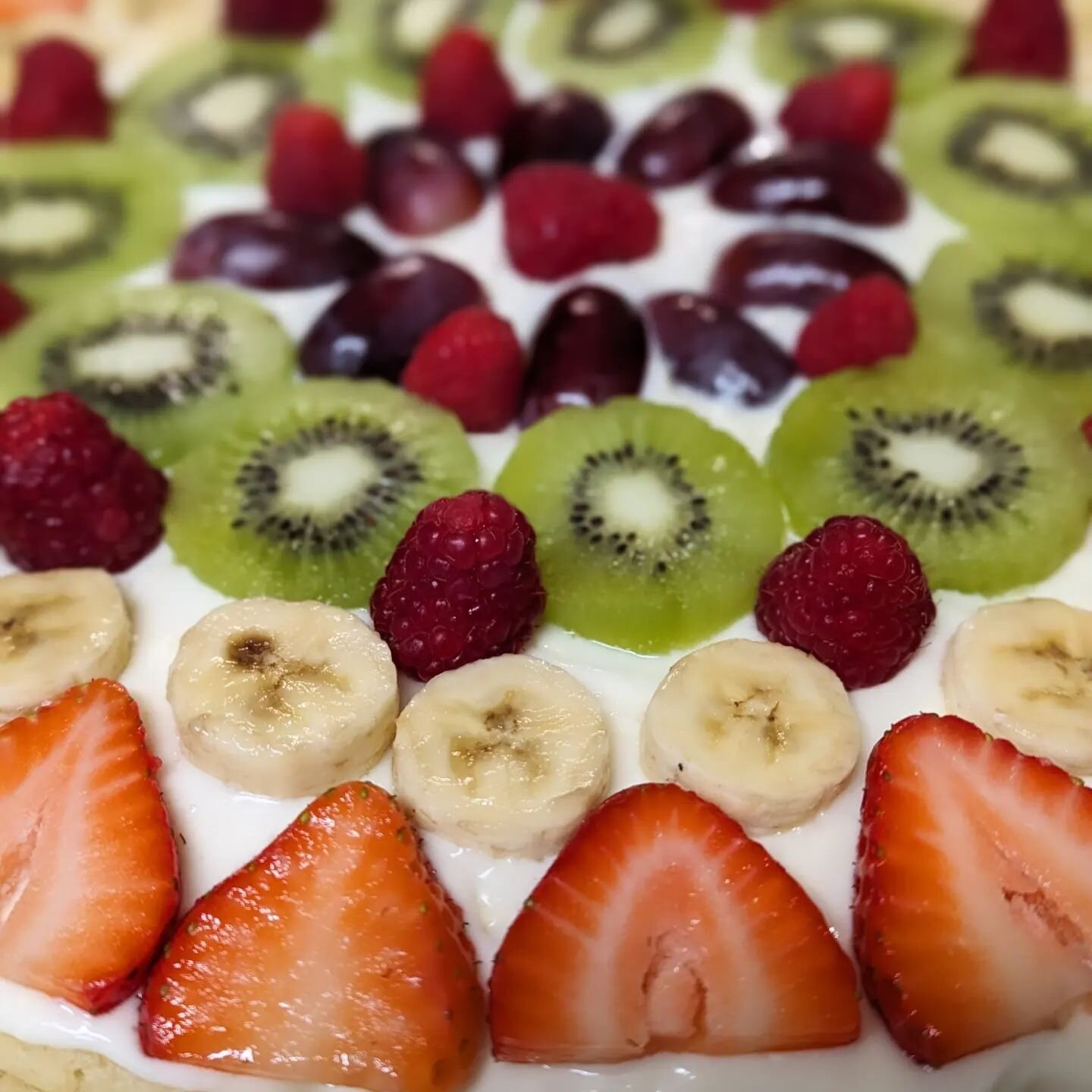 Childhood throwback:
My family would make fruit pizza a lot, so it's a little splurge thing for me as an adult. Hadn't made one in forever! 🤤😍