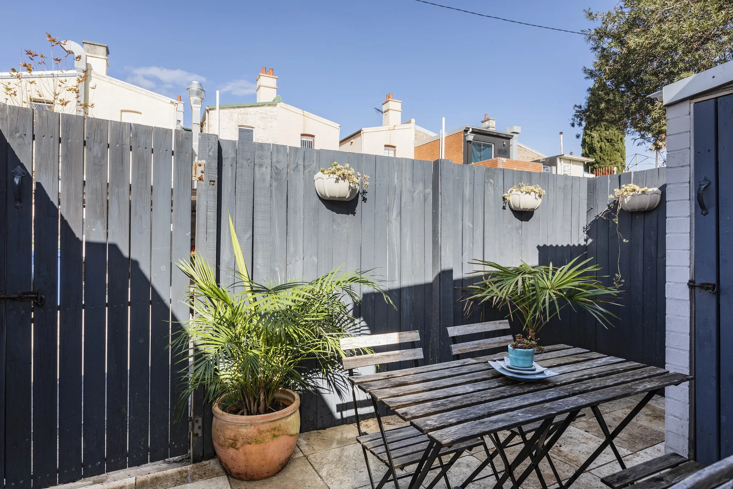 Newtown - Travertine paved courtyard