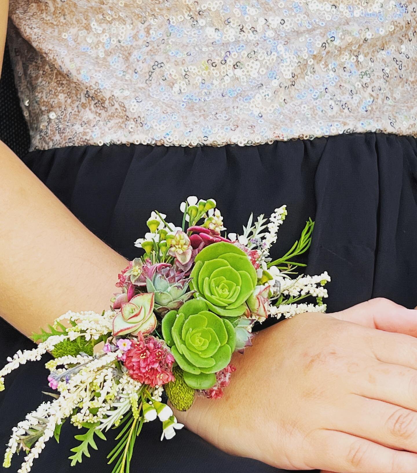 First year making corsages for friends whaddya think?

#succulent #succulentdesign #succulentcorsage #plants #plantdesign #succulentlover #rootedmillvalley