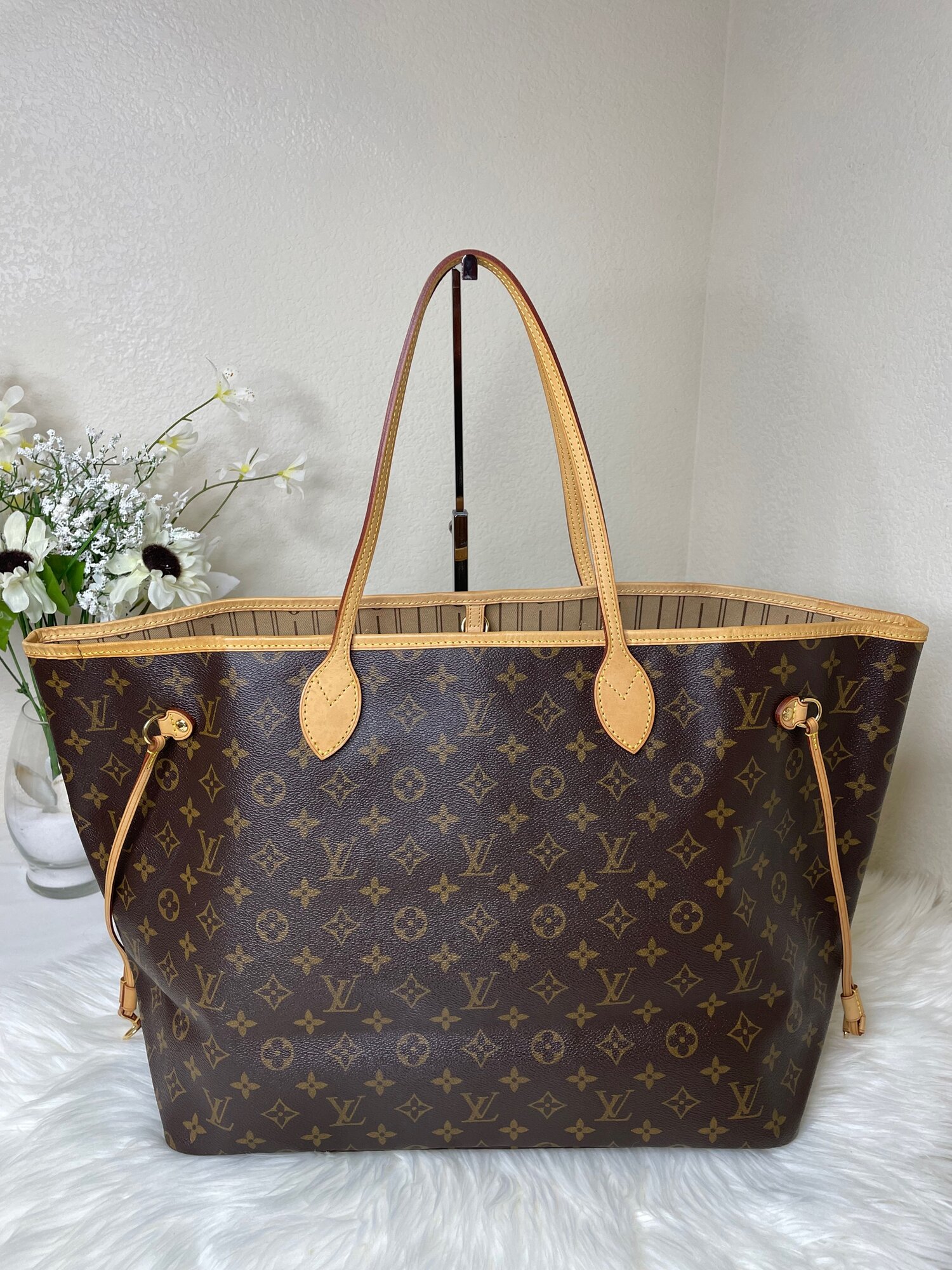 Authentic Louis Vuitton 2018 Brown Monogram Canvas Bag on sale at JHROP.  Luxury Designer Consignment Resale @jhrop_official