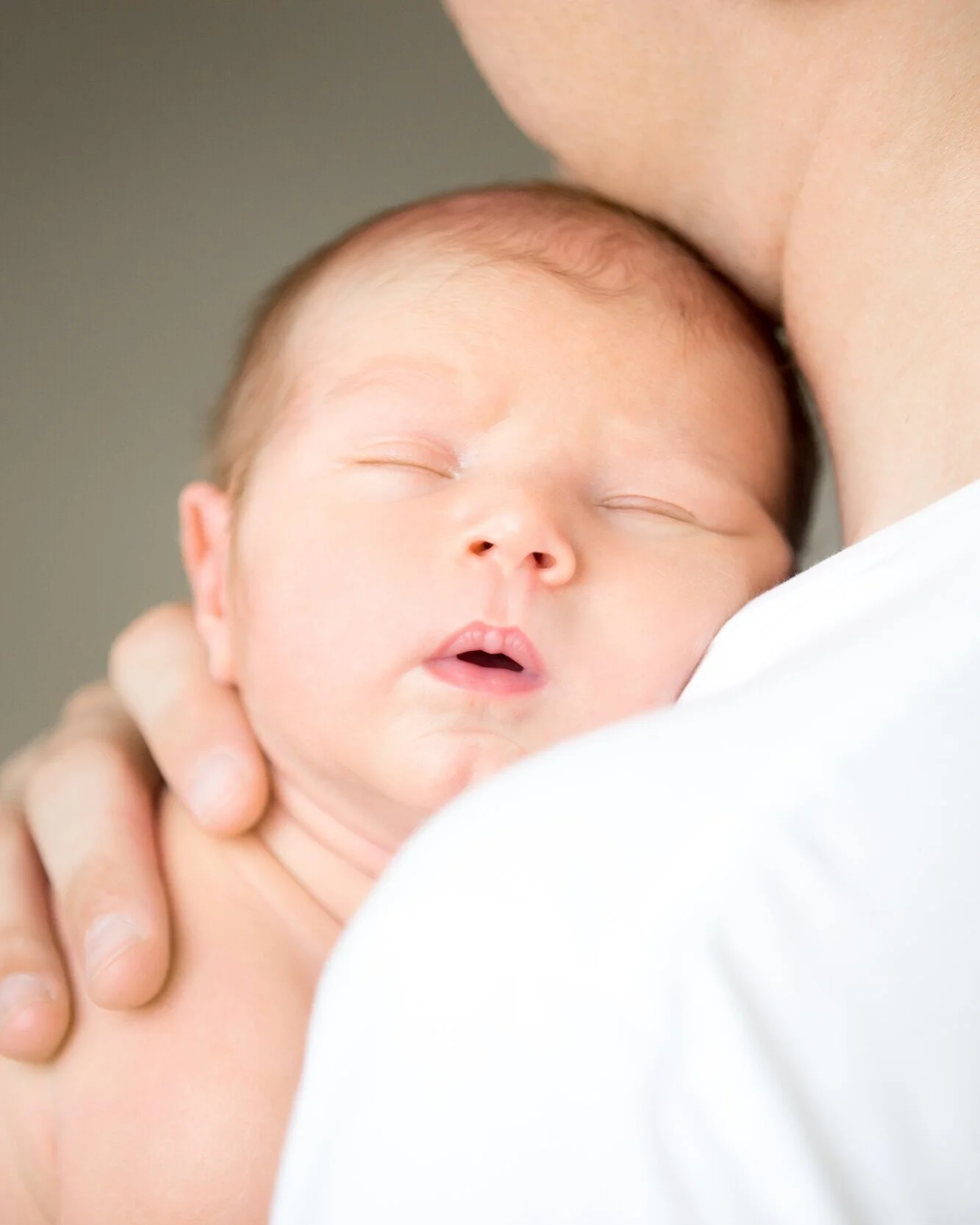 sleeping-newborn-at-the-male-shoulder-PVS5A9S.jpg