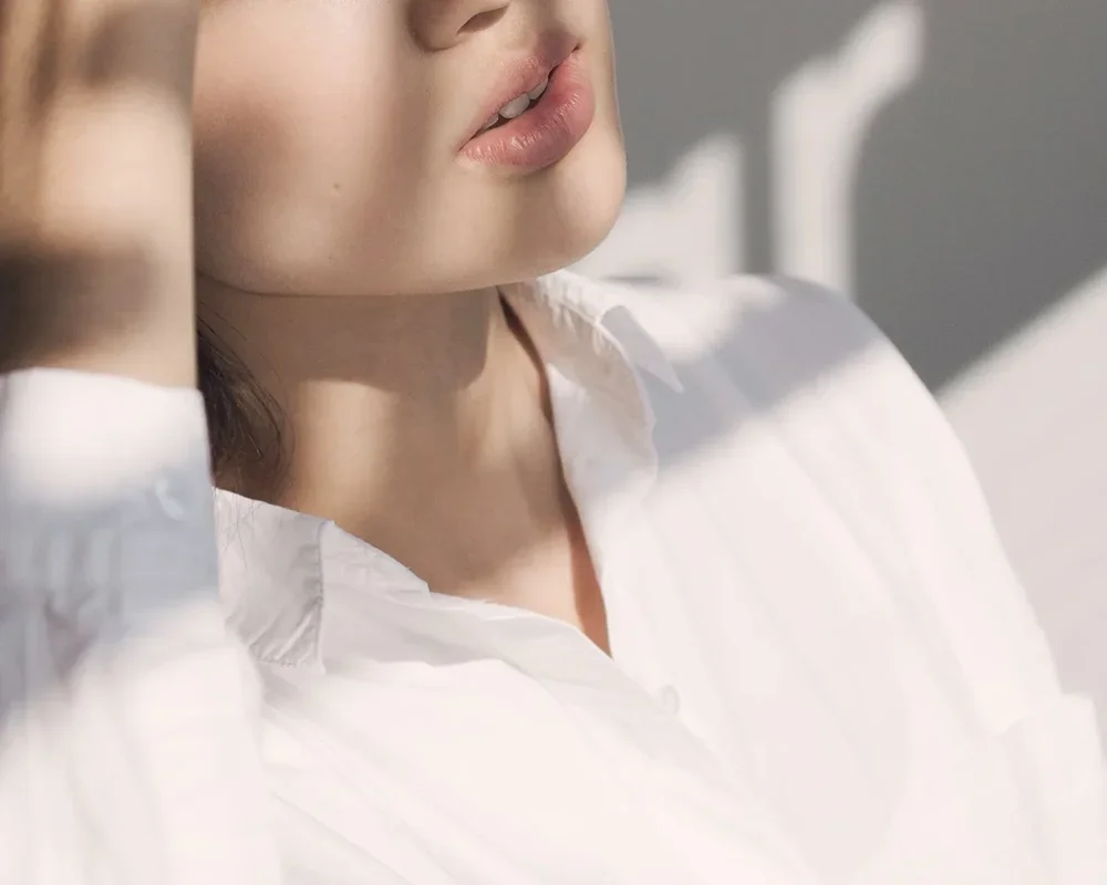 Junge Frau im Arbeitsoutfit, Blick nachdenklich, symbolische Konzentration