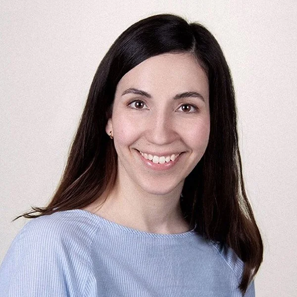 Maike Meergans, Psychologische Psychotherapeutin, lächelt, braune lange Haare, hellblaues Oberteil.