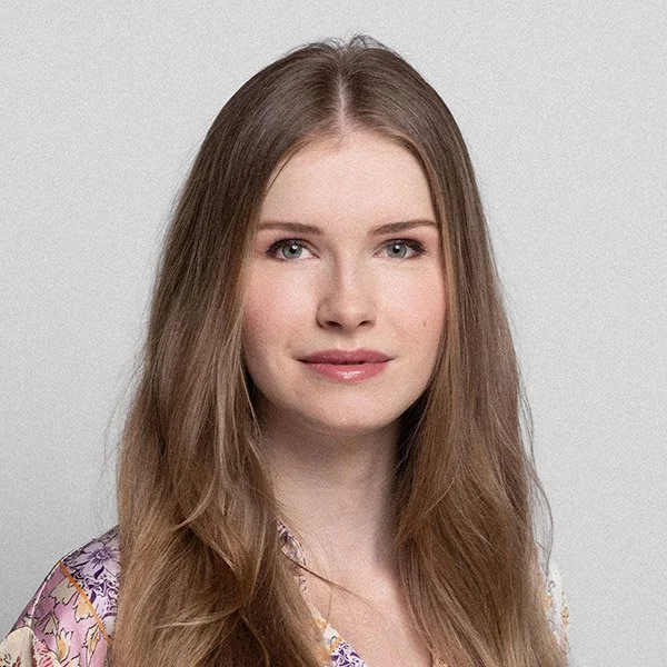 Nicol Kos, Psychologische Psychotherapeutin, Verhaltenstherapie, zugewandter Blick, lange Haare, gemustertes Oberteil.