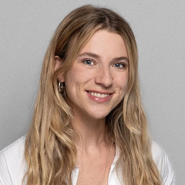 Katharina Wieser, Psychologische Psychotherapeutin, lächelnd, langes blondes Haar, trägt Ohrringe und weißes Hemd.