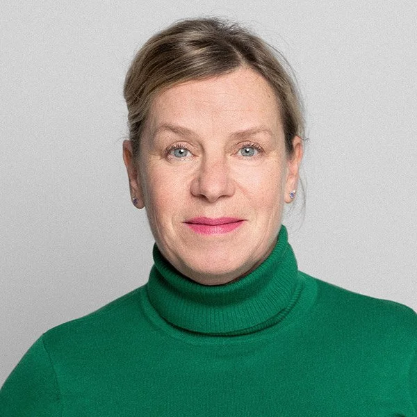 Cornelia Köster, Finanzleitung, Controlling, Buchhaltung, frontal freundlich blickend, hochgestecktes blondes Haar, trägt grünen Rollkragenpullover.