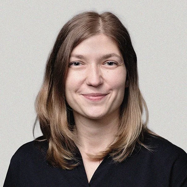 Anne Henning, Psychologische Psychotherapeutin, freundlich, frontal, schulterlange Haare, trägt schwarzes Hemd.