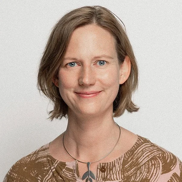 Nele Lensing, Psychologische Psychotherapeutin, freundlich lächelnd, blickt frontal, kinnlanges blondes Haar, gemusterte Bluse.