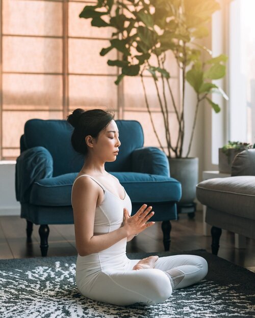 Técnicas de respiración: cómo la respiración consciente puede ayudar a relajar el cuerpo, reducir la ansiedad y mejorar la calidad del sueño.