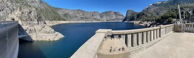 A panoramic view of the Hetch Hetchy Reservoir from the dam.