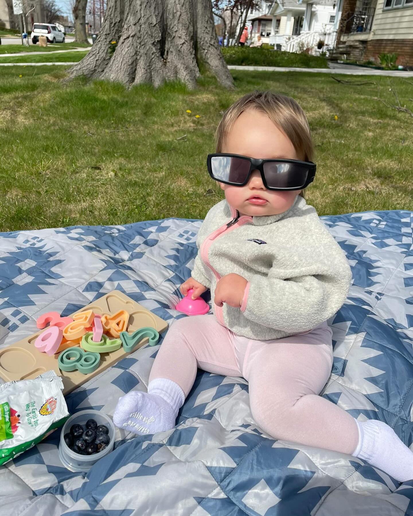 Thanks for sending in these photos of your tiny humans enjoying the total solar eclipse! What a monumental day!! 😎☀️🌑 

(Not that i would know 😞 but thanks for including me! The pictures brought me so much joy! -Ms. Jamie)

&bull;

&bull;

&bull;
