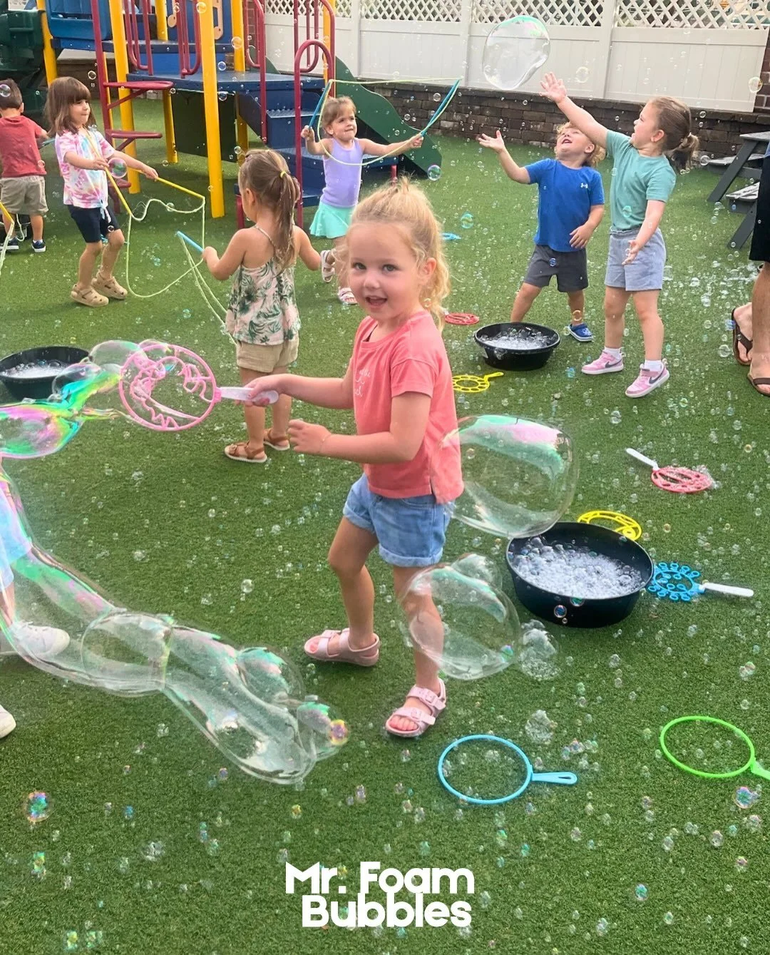 Big bubbles, little hands, and SO much summer fun! 🫧☀️💛 Mr. Foam Bubbles came to Hawthorn Grove for a day full of giant bubbles and lots of ways to make them! Our friends got to experiment with different bubble tools, chase bubbles, and watch their