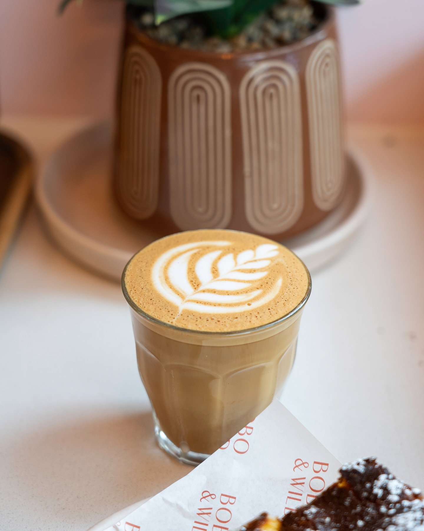 Rise and grind, it&rsquo;s Friday time! But first, coffee. ☕️☀️

#cafe #coffee #flatwhite #latteart