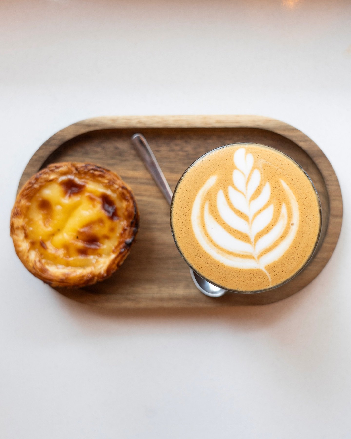 Mondays made better with a perfect pair: a warm cup of coffee and a delicious pastel de nata. ☕🥧 

#cafe #coffeeshop #pastadental #pastry #flatwhite