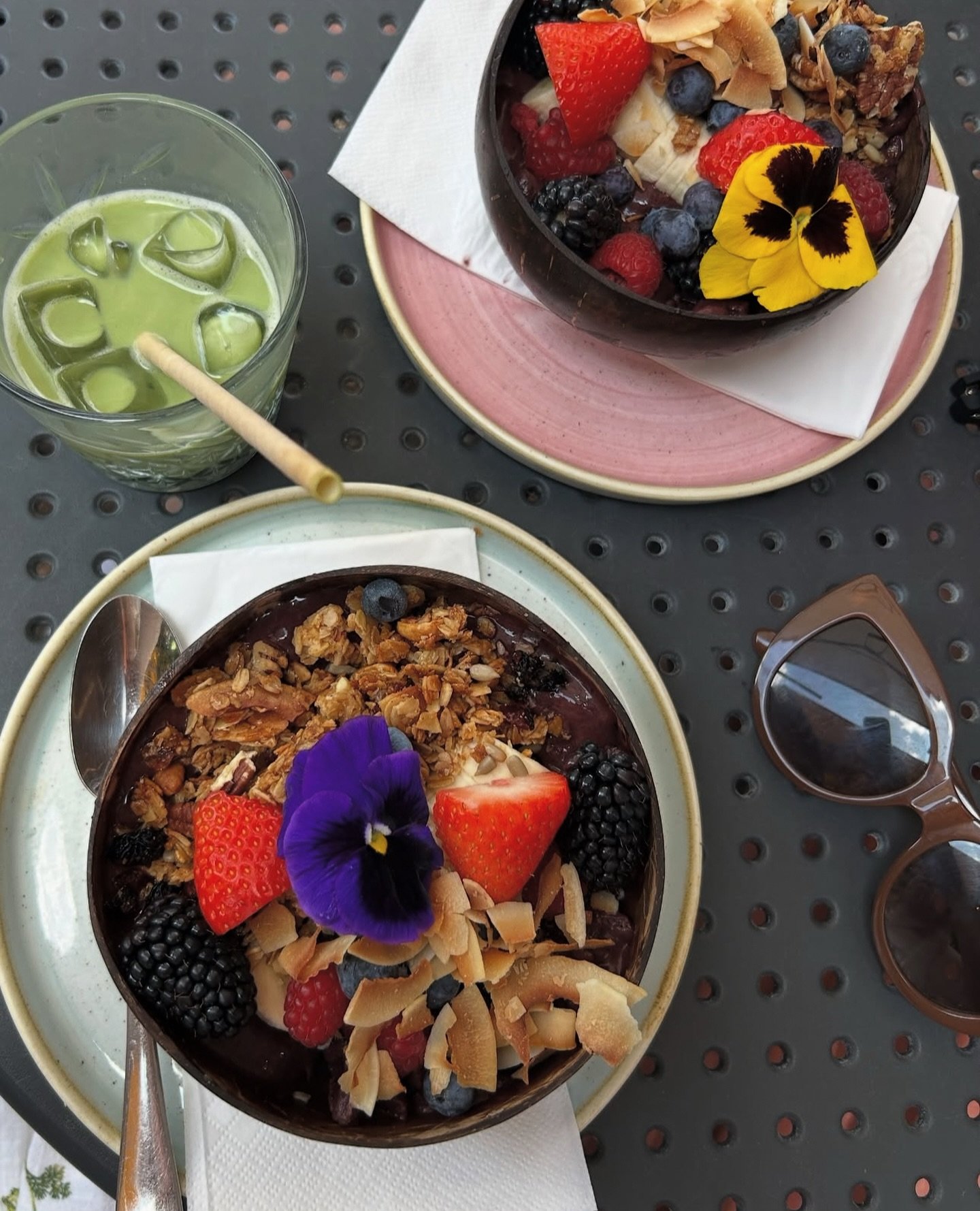 Iced matcha and a&ccedil;a&iacute; bowls = summer perfection. ☀️👓

📸: @jemimachilds