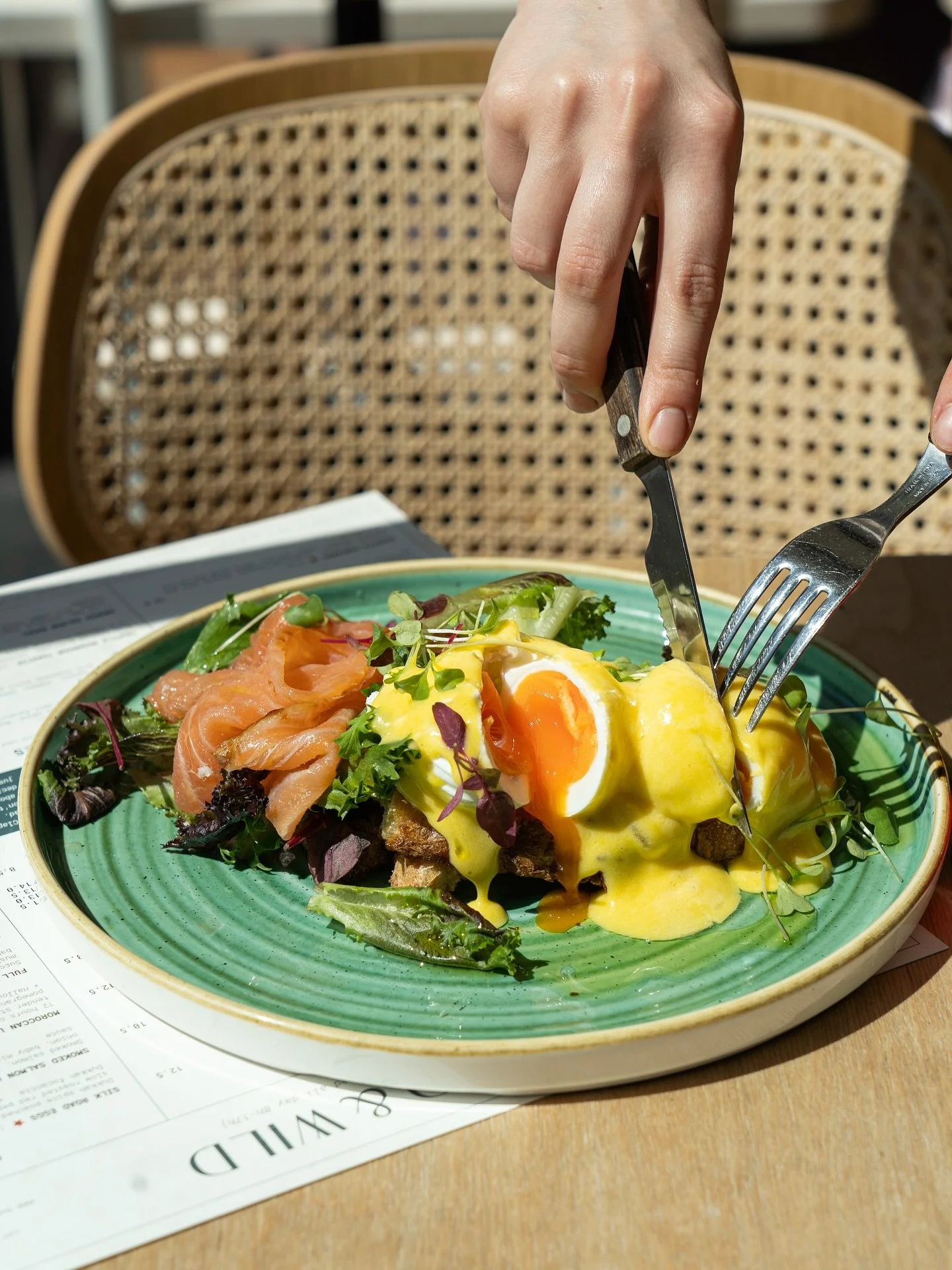 Brunch goals, served sunny side up ☀️🥑✨ Perfectly poached eggs, silky hollandaise, smoked salmon and a squeeze of lemon