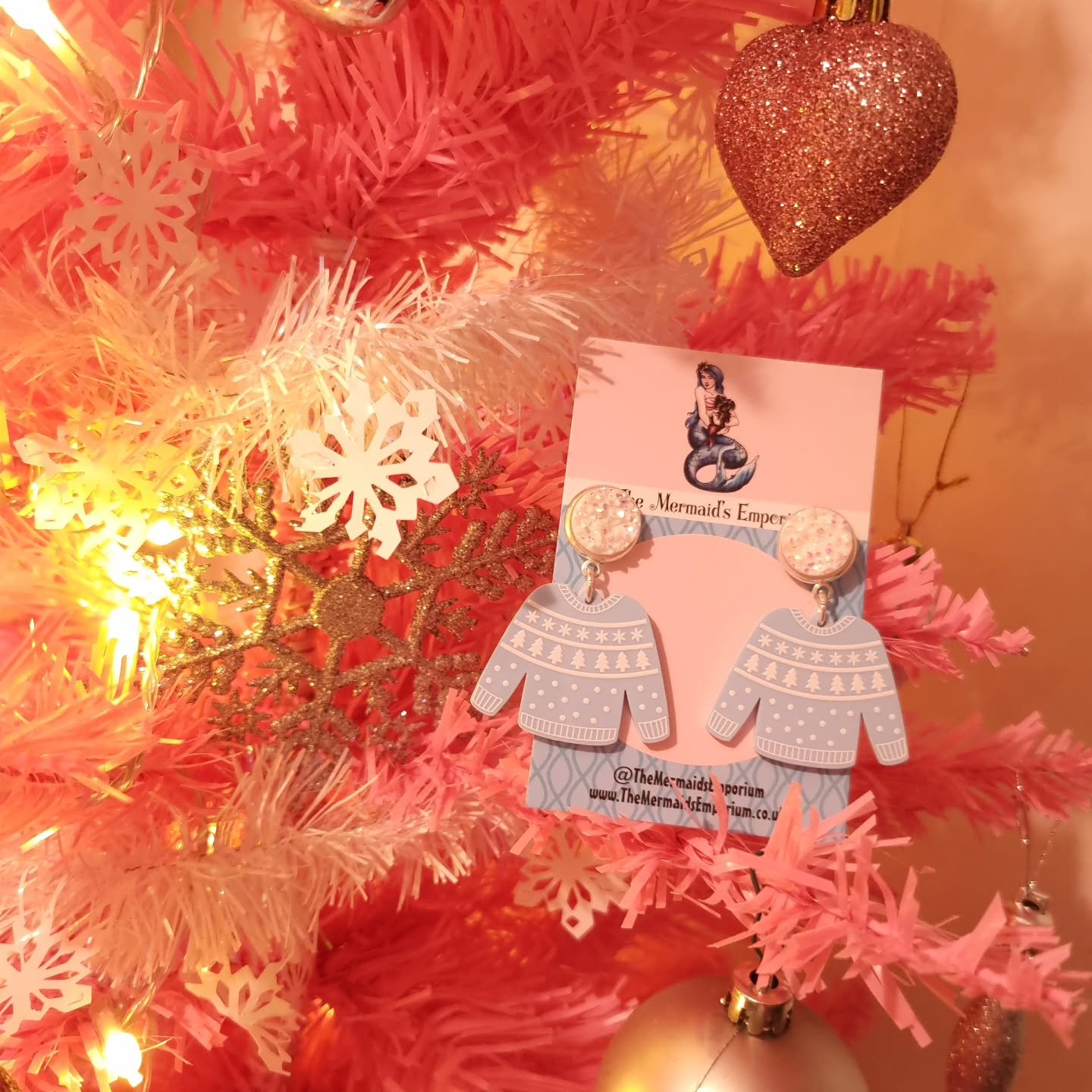 Baby, it's cold outside! These winter jumper earrings won't keep you warm but will make you look winter fabulous!! ❄️🧤
..
.
#winter #snowday #snow #babyitscoldoutside❄️ #winterwonderland❄️ #winterfashion #winterishere❄️ #snowing #christmasjumperday 