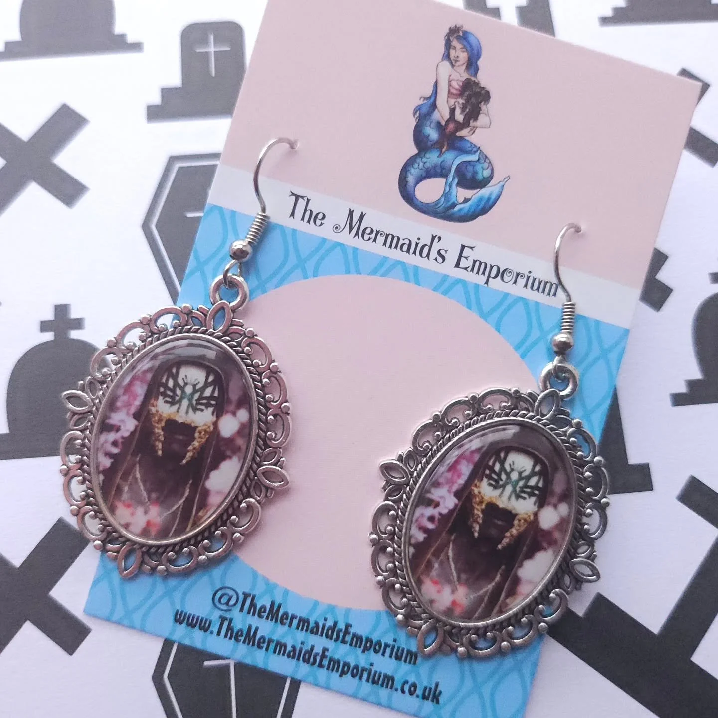 Very fun little custom order!
🎤🎵🎼
#sleeptoken #sleeptokenart #sleeptokenvessel #sleeptokenfans #sleeptokenlive #sleeptokenjewelry #sleeptokenfanart #sleeptokenband #music #themermaidsemporium #etsy #etsyuk #etsyshop #etsyfinds #jewellery #music #b