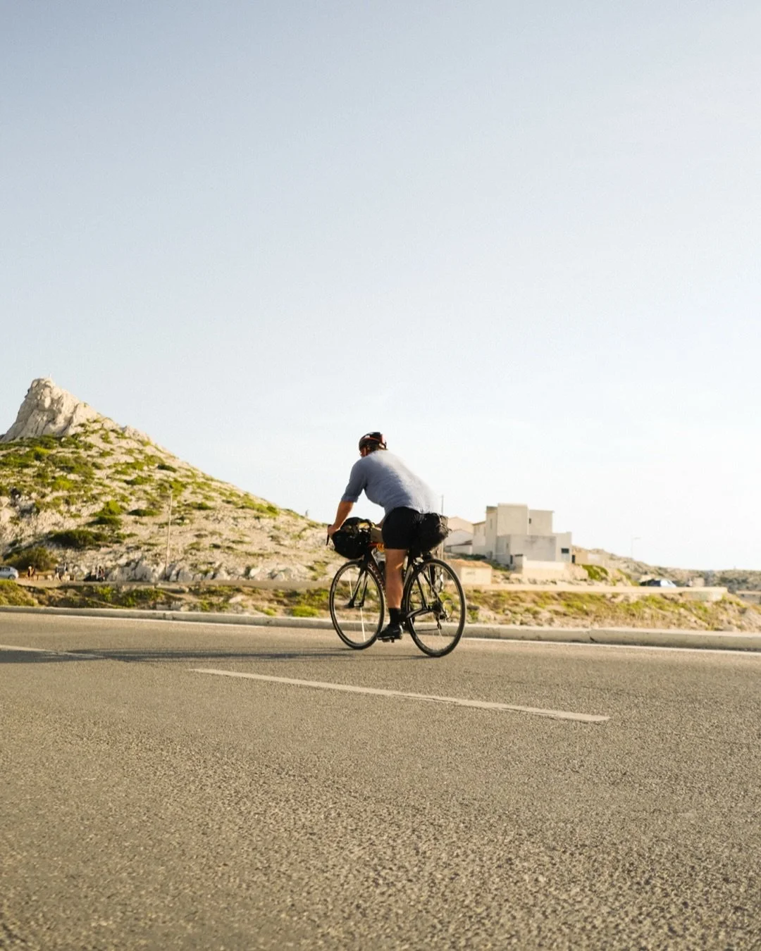 Trois jours en roue libre.
Deux v&eacute;los, du vent, du soleil.
La mer comme seule objectif.

On s&rsquo;arr&ecirc;tait quand &ccedil;a nous chantait.
Rochers, champs, ch&acirc;teaux,
On a d&eacute;connect&eacute;. 

On s&rsquo;est retrouv&eacute; 