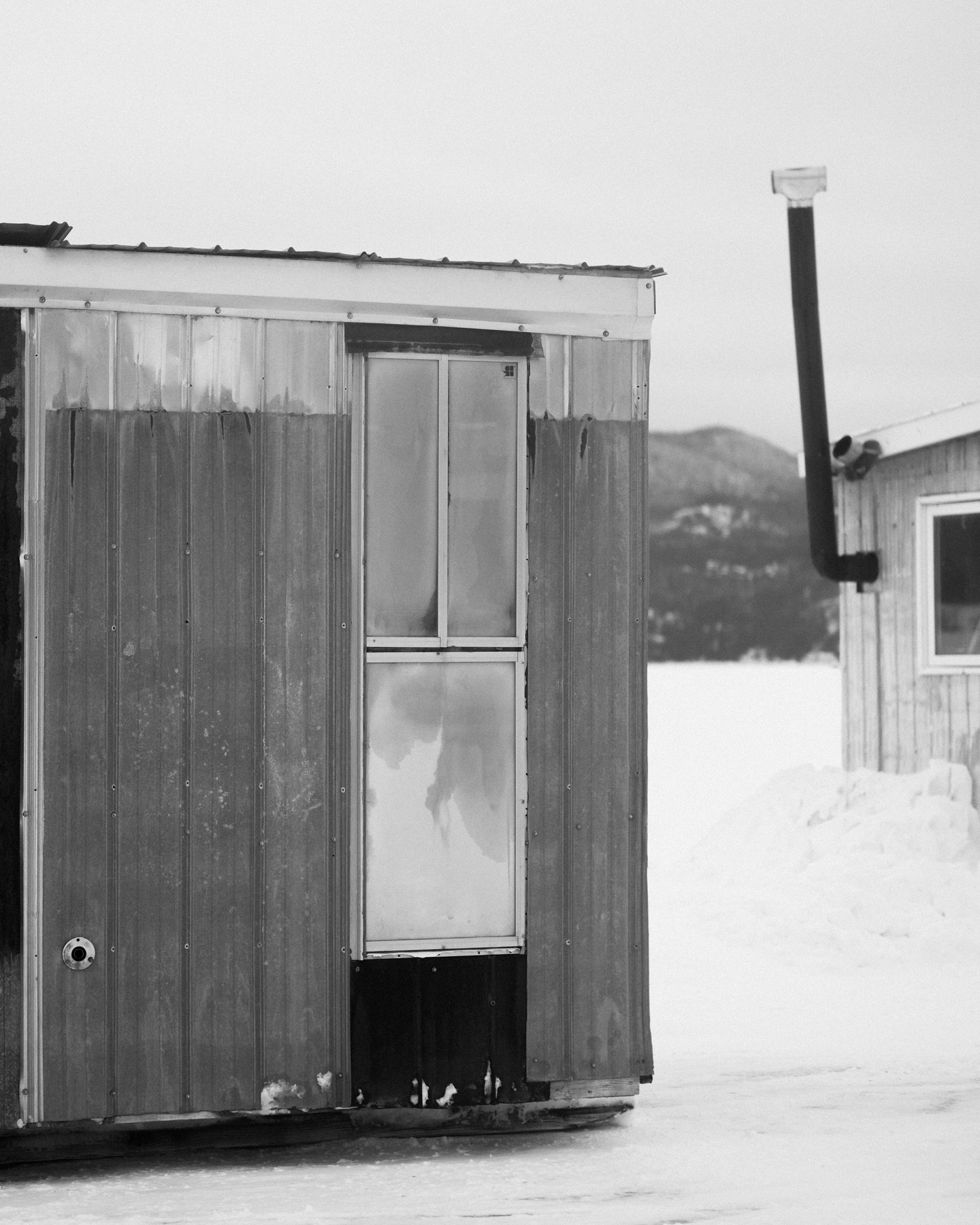 &laquo; Ici, chaque journ&eacute;e ressemble &agrave; un dimanche&hellip;
et parfois, &agrave; un samedi &raquo;

On &eacute;coutait les vieux p&ecirc;cheurs,
leurs histoires de bi&egrave;re, de vent et de froideur.

Un requin p&ecirc;ch&eacute; en 2