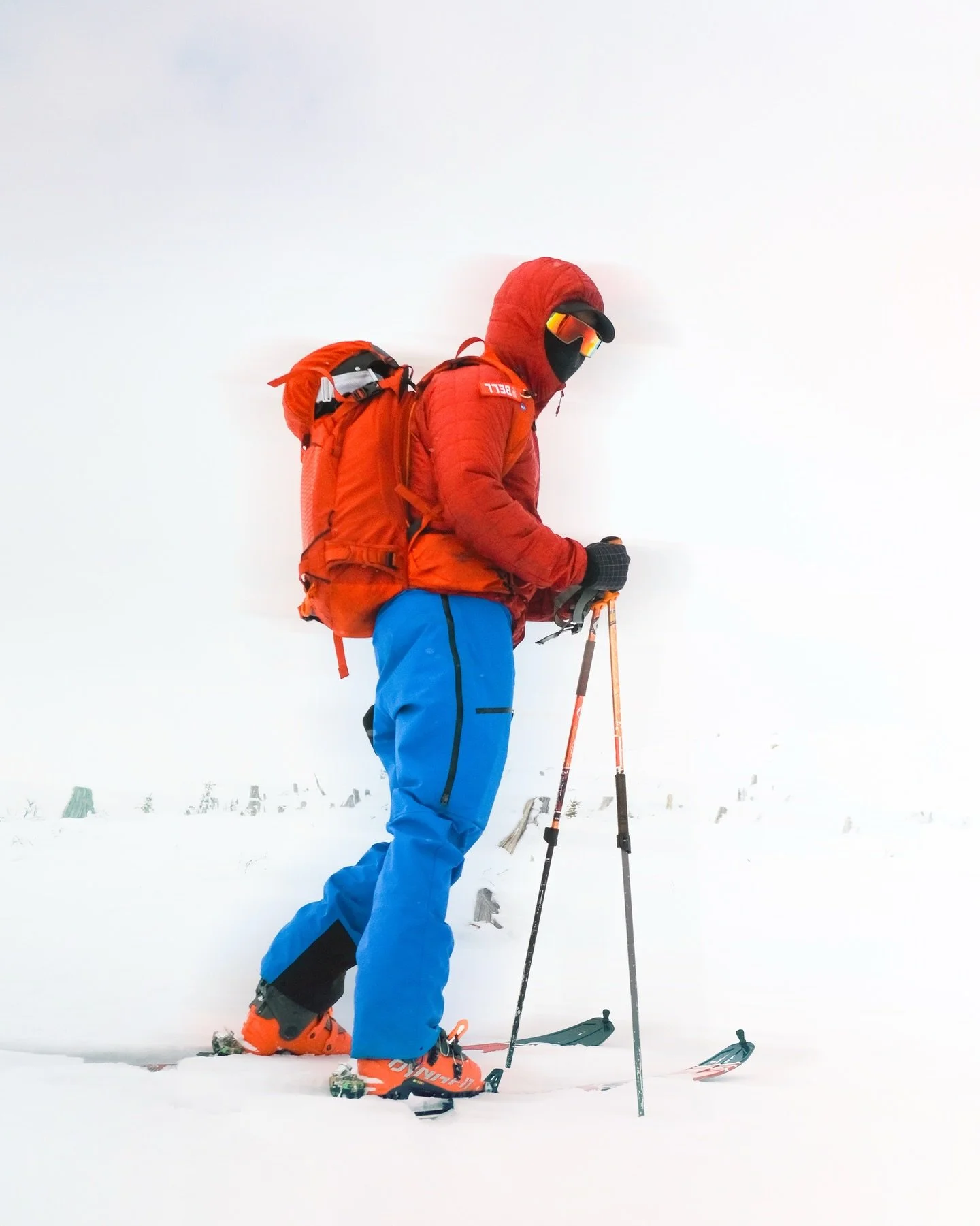 &laquo; D&rsquo;hasard et d&rsquo;horizon &raquo;
 La neige craque sous nos peaux, le vent se l&egrave;ve et nous picote.

En bas, un visage inconnu, en haut, devenu familier.

M&ecirc;me rythme dans les sentiers, guid&eacute;s doucement vers le somm