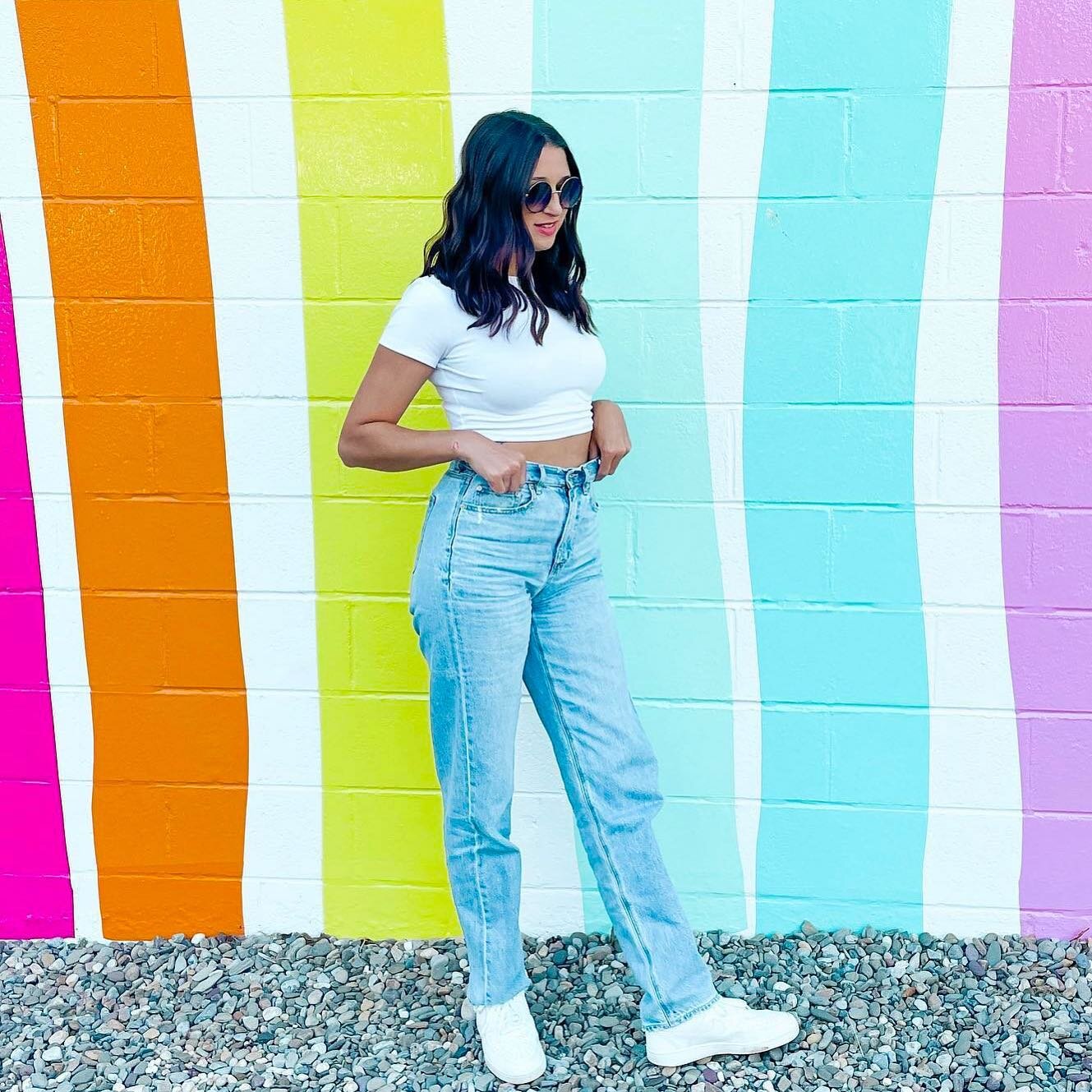 We love walls with pizzazz &amp; color. 🧡💛💚💙💜

Stop by @allshewrotenotesstudio every first Saturday (Sept 3rd!) for a bit of shopping 🛍 followed by a cute selfie or two. 🤳🏼

📸: @surratt_holly