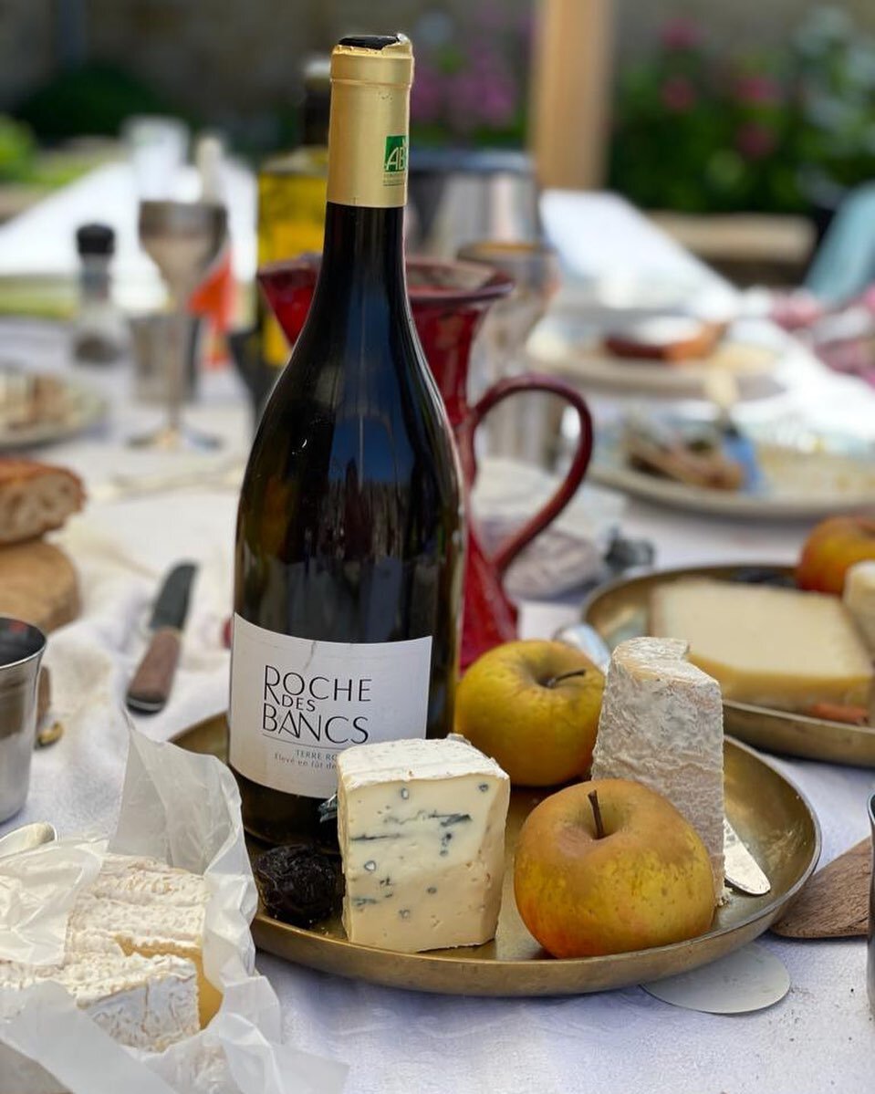 L&rsquo;association Chardonnay et fromage, vous validez ? 
Bon lundi &agrave; tous! 🍷 

Chardonnay and cheese association, do you agree ? 
Happy Monday everyone! 🍷

#rochedesbancs #burgundywines #vinsdebourgogne #biowines #winemakerslife #vignerons