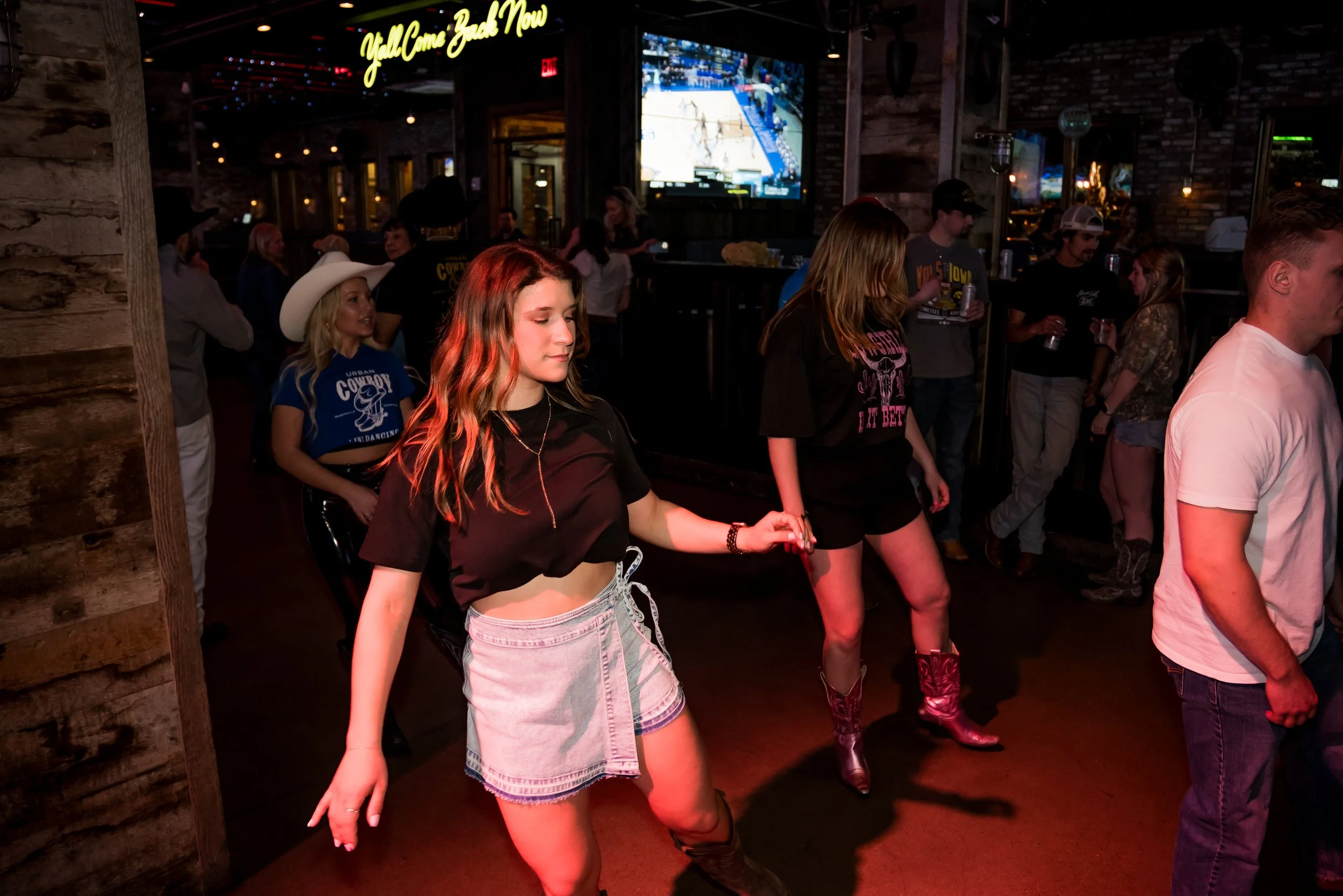 Spring Break Line Dancing in Nashville: The Ultimate Broadway Barhop for College Students