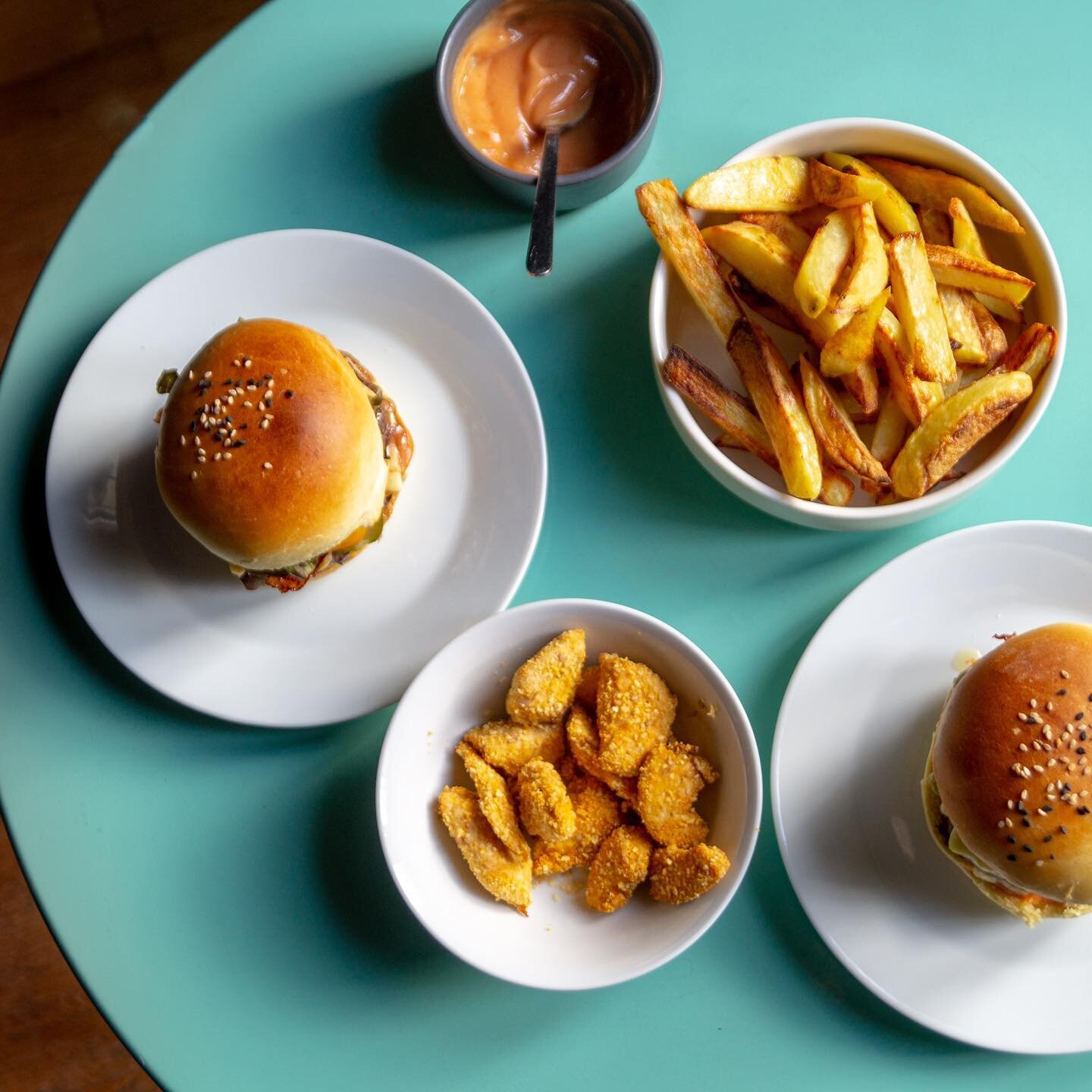 Cheese &amp; bacon burger avec buns, frites et nuggets faits maison 🍔
.
.
#cheeseburger #burger #burgermaison #burgerlover #faitmaison #cuisinemaison