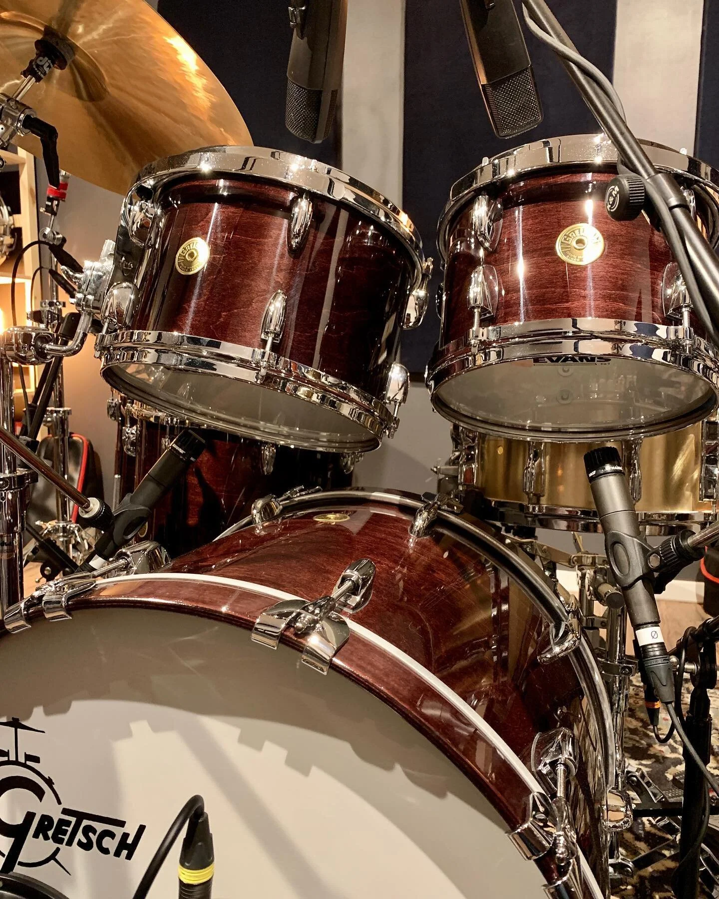 Brendan O&rsquo;Brien trick. 421 on top, 57 on the bottom, into a single preamp using a Y-cable with the bottom part out of phase. Hands down the best tom sound I&rsquo;ve ever gotten. The Gretsch toms definitely help, too.
.
.
.
.
.
#brendanobrien #
