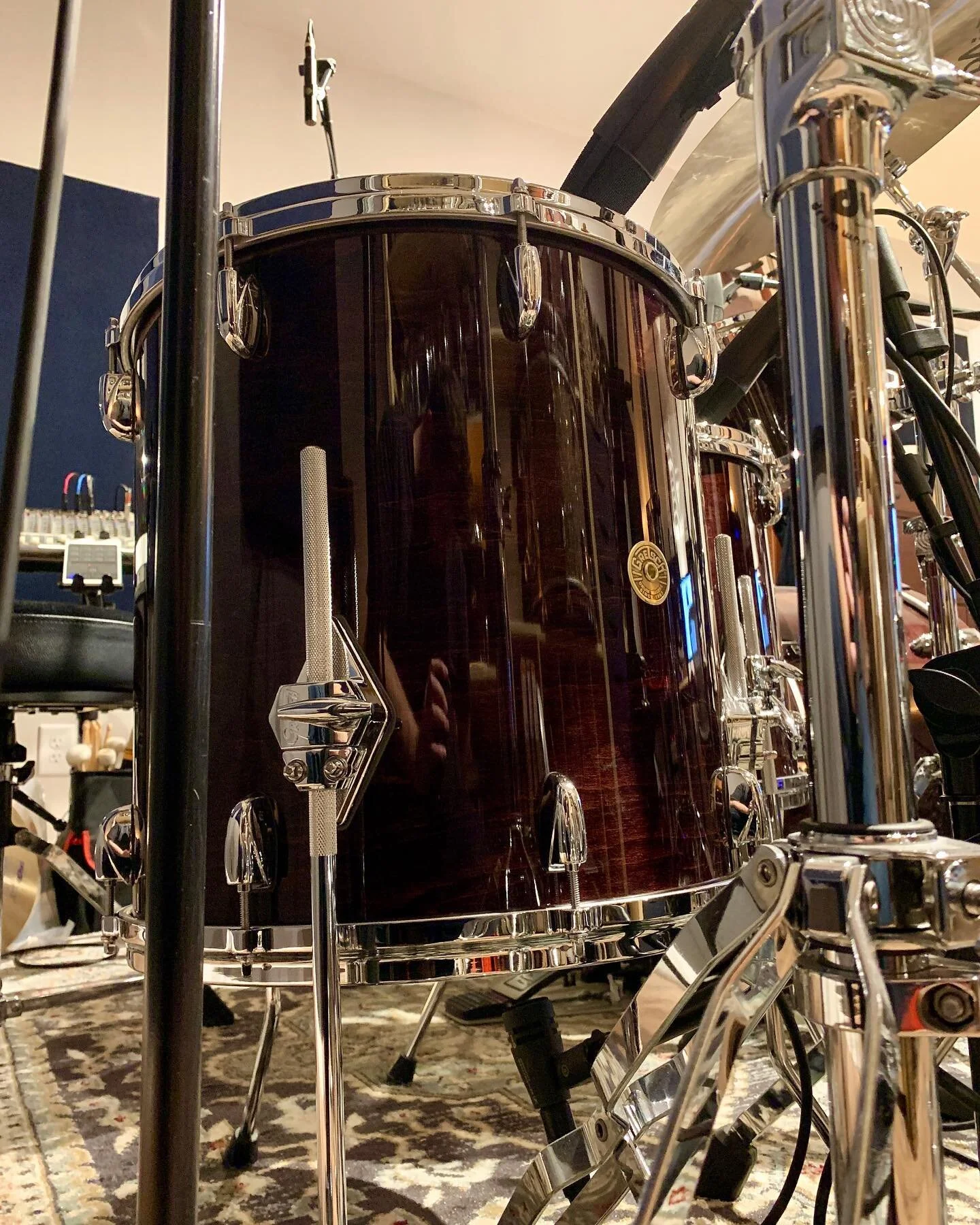 Not supposed to sum two mics together with a Y-cable but if it works and sounds good...

.
.
.
.
.
#sessiondrummer #drumstudio #recordingstudio #recordingsession #drumtracks #drumtracksonline #remotesessions #remotesessiondrummer #remoterecording #re