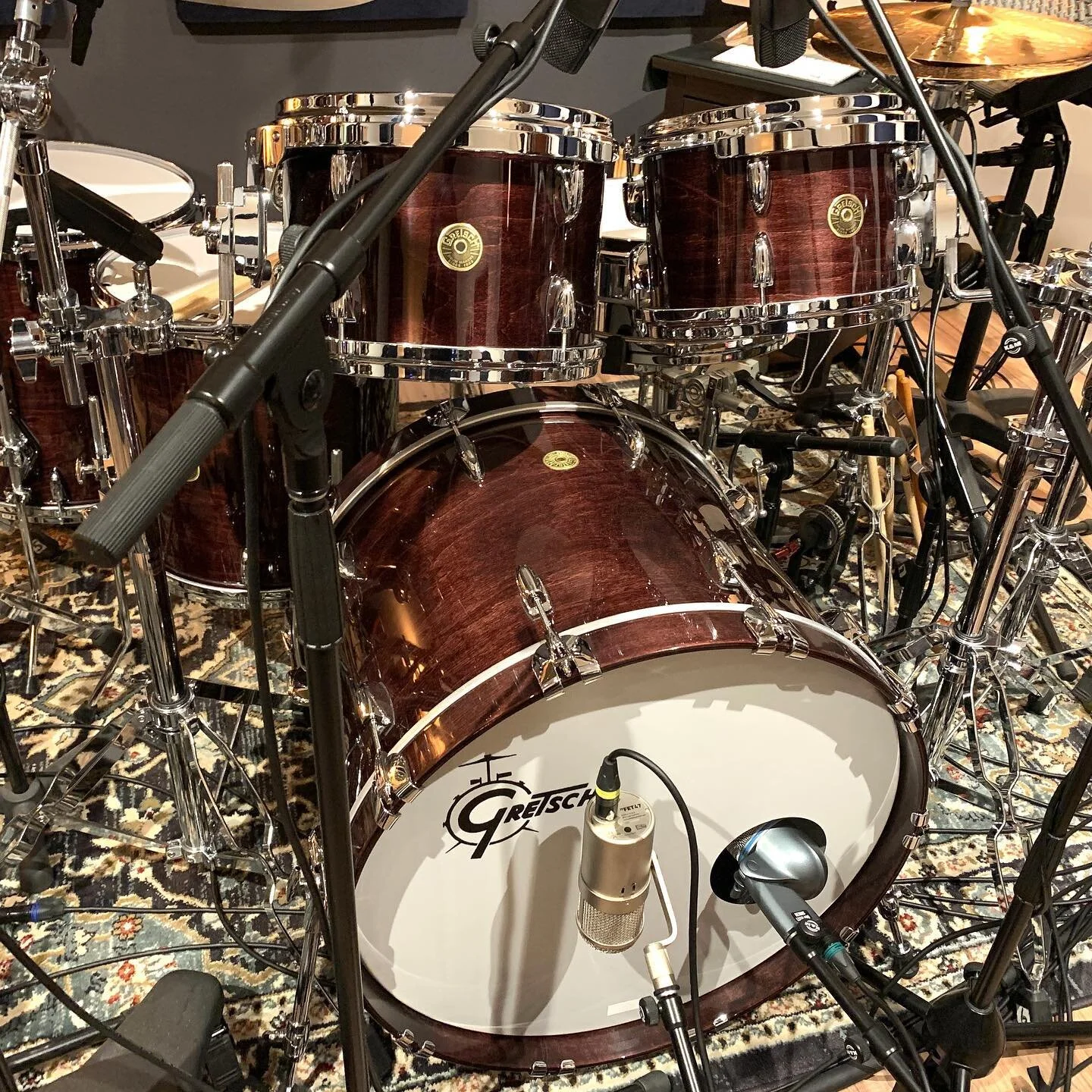 I mean... c&rsquo;mon! 
It sounds as good as it looks, too!
.
.
.
.
.
#gretschdrums #gretschusacustom #sessiondrummer #drumstudio #recordingstudio #recordingsession #drumtracks #drumtracksonline #remotesessions #remotesessiondrummer #remoterecording 