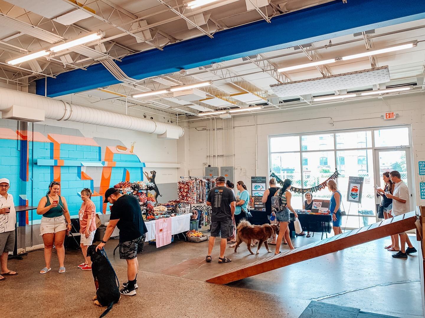 Pups in tow and drinks in hand! We hope you had just as much fun as we did this past weekend! 🥰
.
.
.
.
#mplspetmarket #unleashedhoundsandhops #unleashed #houndsandhops #mplsfarmersmarket #farmersmarketannex #dogsofmsp #dogsofminnesota #dogsofminnea