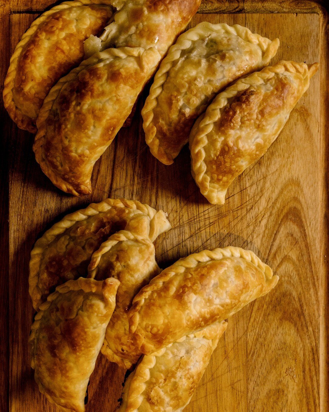 Happy National Empanada Day! 🎉🥟 With our deep understanding and love for Latin cuisine, we recognize the importance of a carefully crafted empanada - crispy on the outside, juicy on the inside, and bursting with authentic flavors. 

Whether you pre