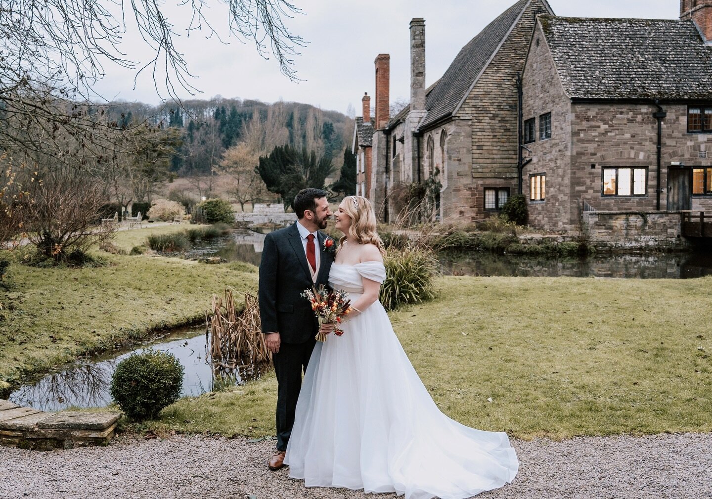 Hope and Matt had a such a beautiful day surrounded by friends and family at @brinsopcourt 😍 

Hair: @michellehavard.hair 
Makeup: @anastassia.mua 
Venue: @brinsopcourt 
Celebrant: @juliahawkescelebrant 
☺️