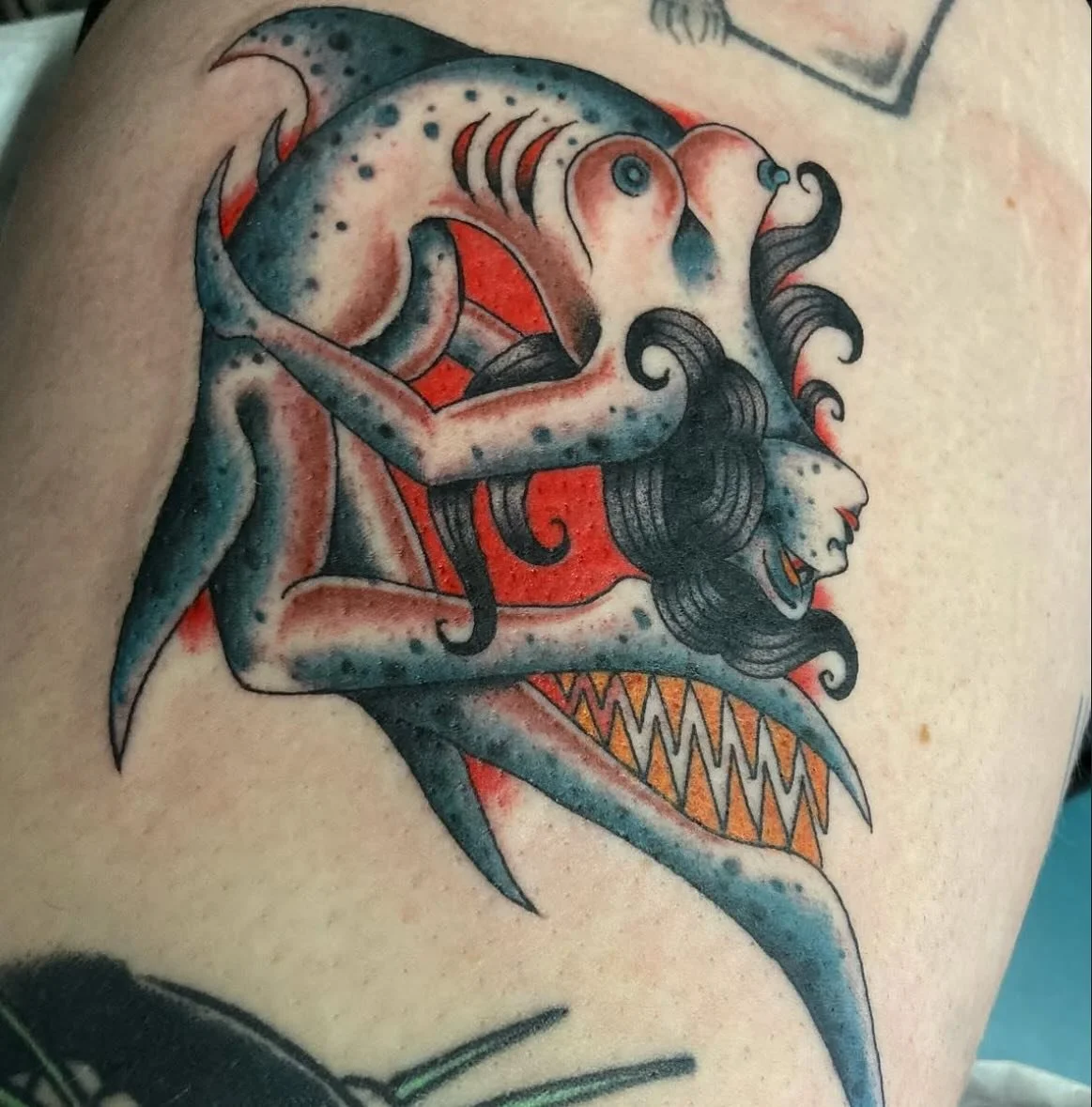A shark lady from Ricky&rsquo;s flash, and a centibebe tattooed by @ricky.willgues_lct