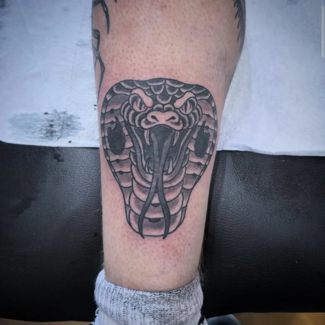 Danger worm 🪱 tattooed by Guy Saar!!
 @guyneutron