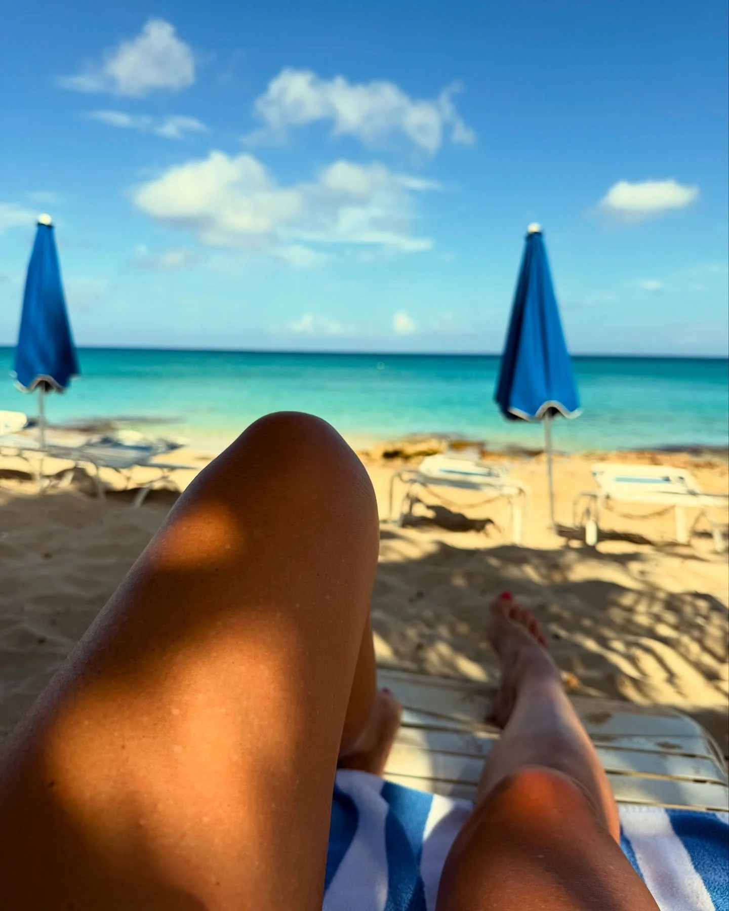 This is what it’s all about! 🏖️ Hanging out at the @sandcastlestx beach club (ask us about day passes!) and chillin, snorkeling, making friends, dining on delicious meals, and enjoying tropical drinks and mocktails! 🍹 🏝️ 🐠 Best beach on the