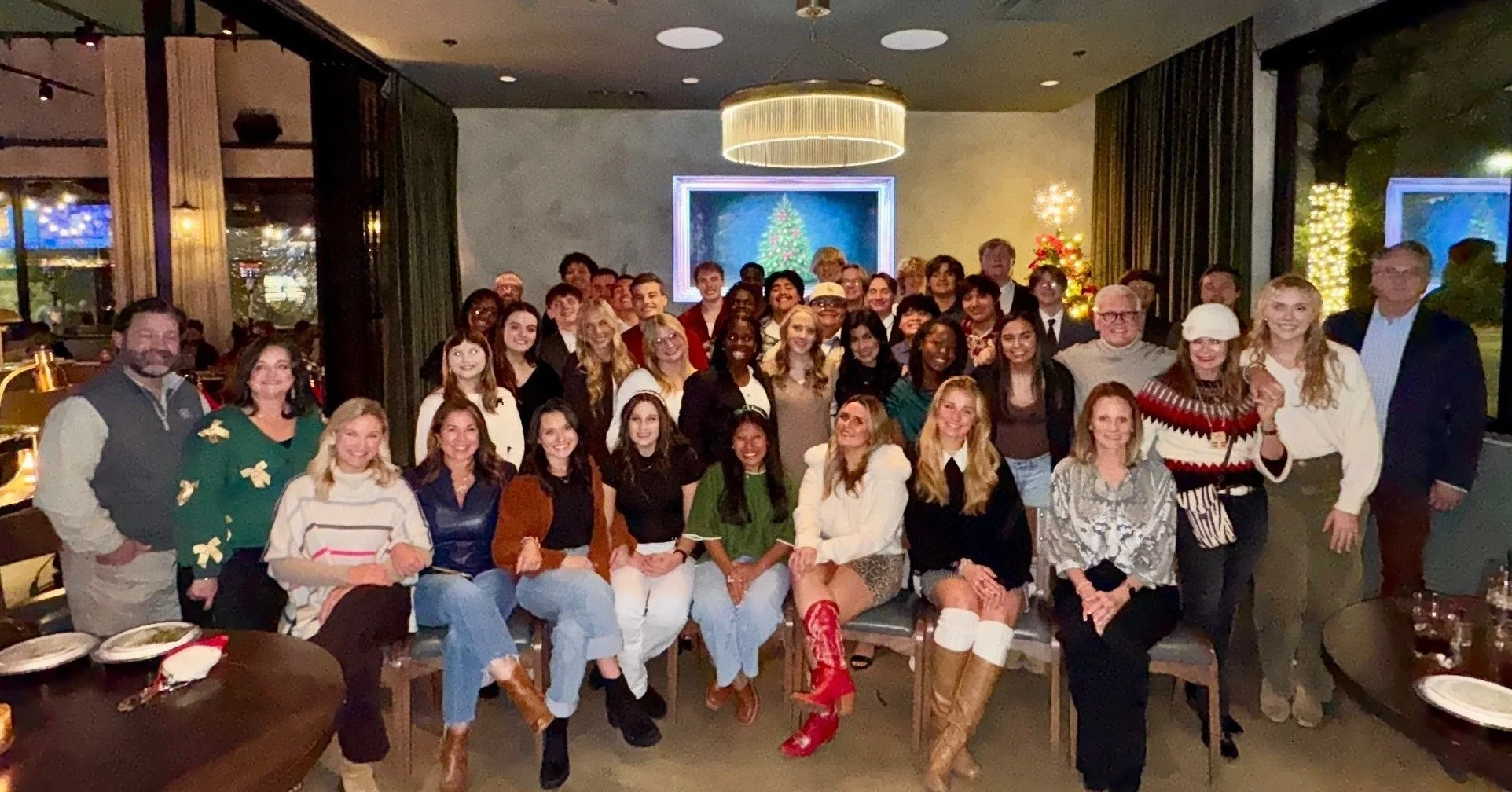 &hearts;️🎄🫶Our Christmas dinners continued with our largest group yet: @bigoakranch Ranch! 
We loved gathering the high school and college students together. Every single one of them has attended camp with us, so reconnecting and staying involved i