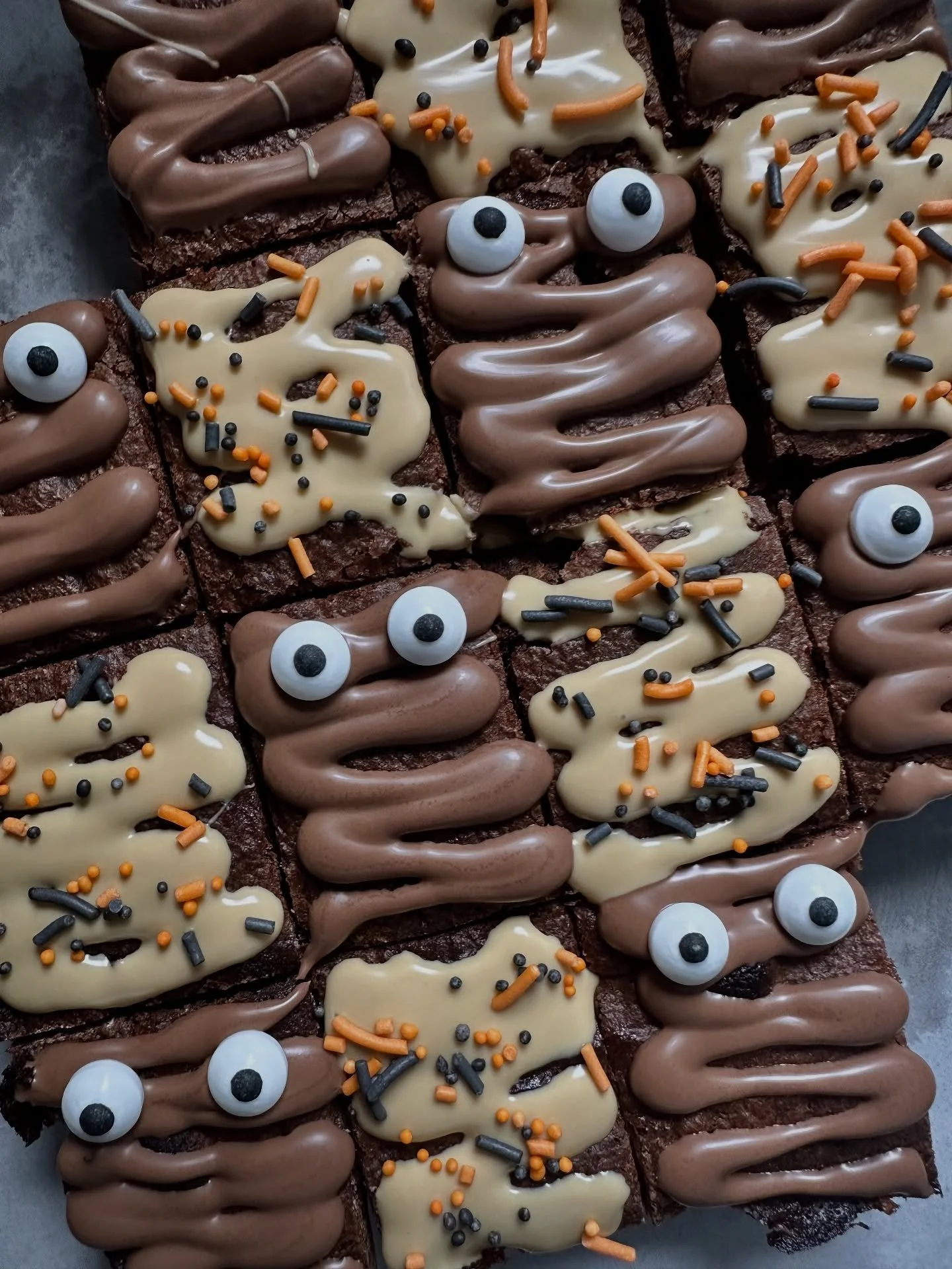 The cutest halloween treat you ever did see!
Make yours now
1 x Brownie Mix
3 rows Milk Chocolate melted
3 rows Caramilk Chocolate melted
Eyeballs and halloween sprinkles
Make your brownie mix - a Flour and Dough one of course 🤪
Let it cool
Onc