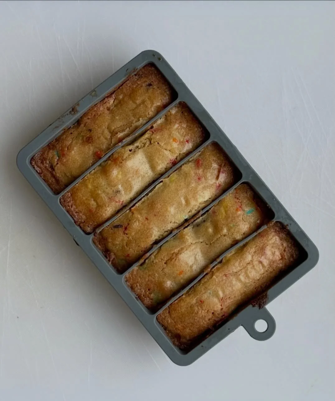 Blondies, but make them lunchbox-friendly.

Long, sliceable, easy to pack blondie fingers made for little hands and busy mornings. ✔️

With added sprinkles of course 🤣

#blondiefingers #bloniesandbrownies #blondiebaking #underrated #flouranddoughnz