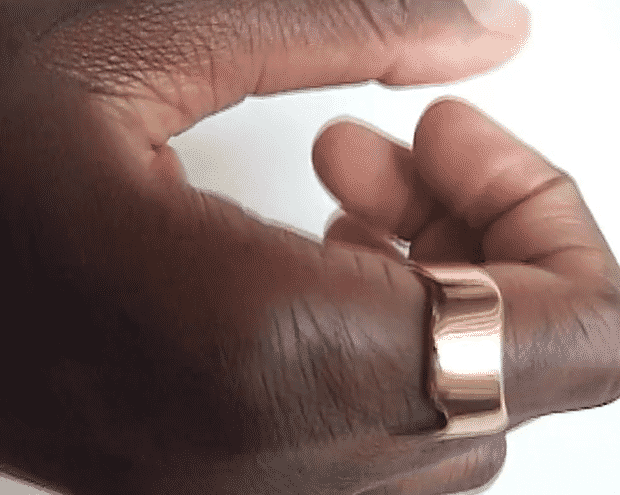Sokhna wears Wave Ring 02, size 52, with an 18K Gold — Sterling Silver finish.