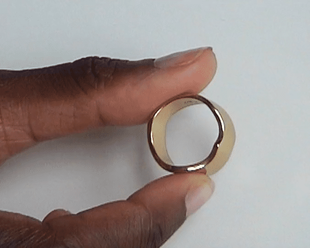 Sokhna wears Wave Ring 02, size 52, with an 18K Gold — Sterling Silver finish.