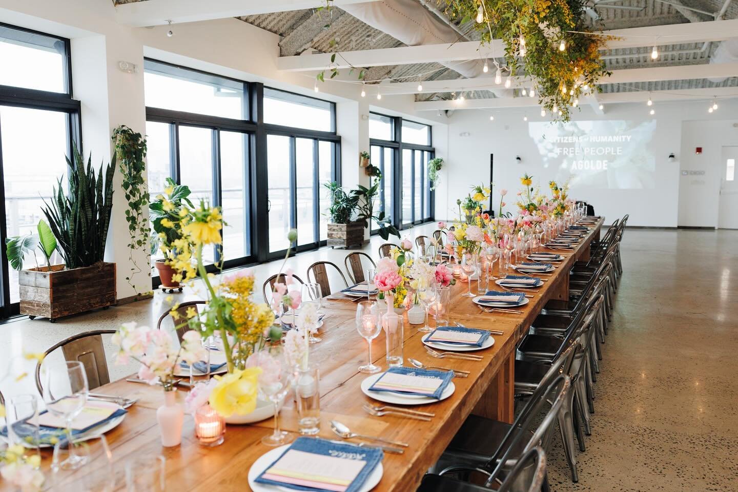 🪻🌼So much spring energy from this beautiful dinner for @freepeople @citizensofhumanity @agolde last week 🪻🌼

Event Production: @greatergood.events 
Florals + Installs: @littlesistercreativenyc
Venue + Bar: @brooklyngrange
Catering + Staffing: @ph