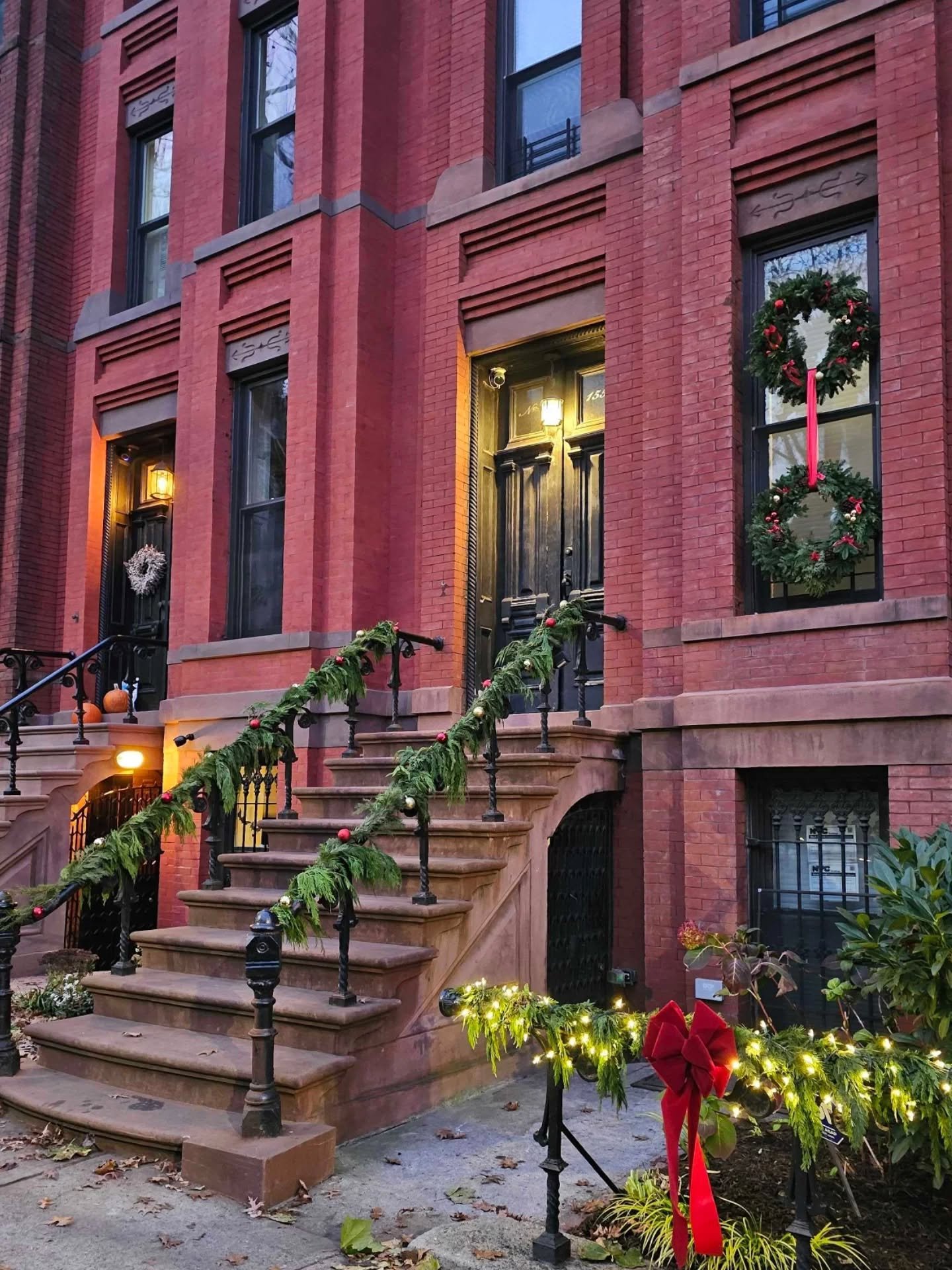 From rooftops to courtyards, the holidays are shining bright with Brooklyn Grange 🌿🎄✨ Creating outdoor spaces that capture the beauty, joy, and wonder of the season ❤

#BrooklynGrange #BrooklynGrangeHoliday #BrooklynGrangeDecor#BrooklynGrangeOutdoo