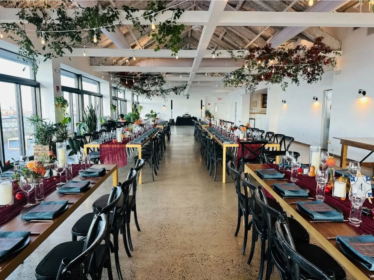 Winter gathers softly indoors at Brooklyn Grange. Warm light, long tables, and moments that feel calm and close while the city rests in the cold outside.

#BrooklynGrange #UrbanFarming #RooftopFarm #SustainableLiving #NYCFarm #GreenRoof #CityAgricult