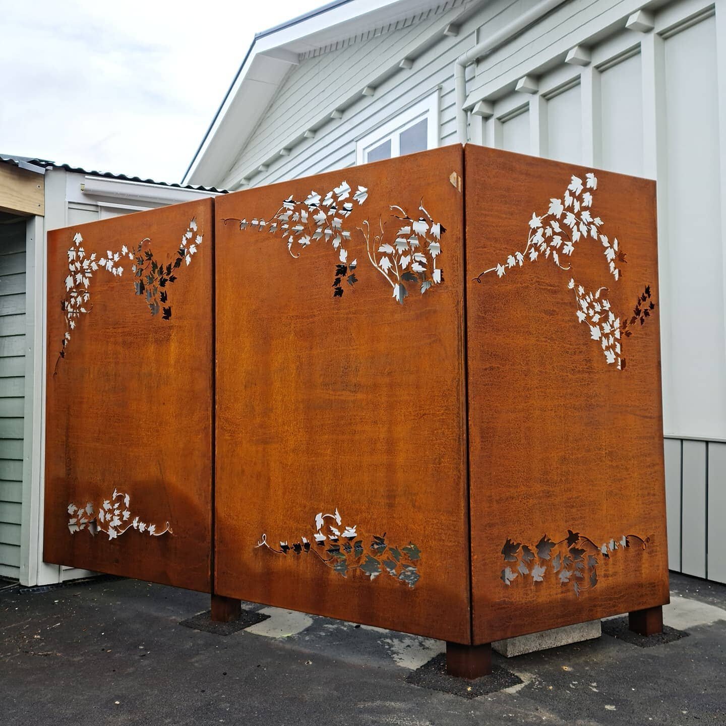 Corten steel panels and posts custom made to fit the angle required for privacy.
#cortensteel #fencing #privacyscreen #lasercut @theoutsidenz @janesweeneynz